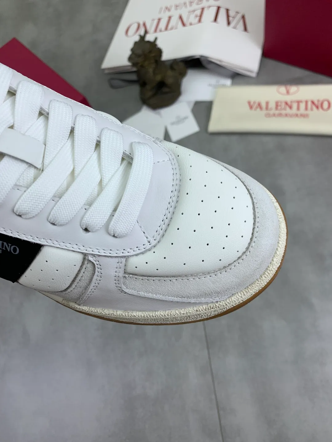 Men's men's shoes 💰P600 New model Latest Valentino Valentino V family new casual young fashion trend sports shoes Full of vitality No age limit Very light and comfortable on the feet Packaging Original purchase and development Production of goods Various color combinations are eye-catching Activate the charming sunny boy Shoe design combines coolness with daily style Full of street style Multi-color options!   Fabric: original material splicing/first-layer cowhide Lining: imported cowhide/original logo sweat-absorbent and breathable foot pad Outsole: TPU foam lightweight material outsole Brand injection insole Code number: 38-46 Full set of packaging Color: 3️⃣ colors available